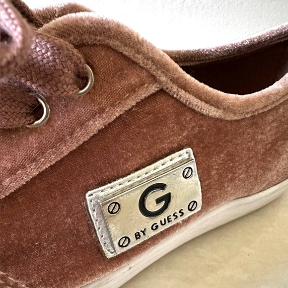 G BY GUESS WOMEN’S MALLORY PINK VELVET SNEAKERS- SIZE 8.5 - Picture 7 of 9
